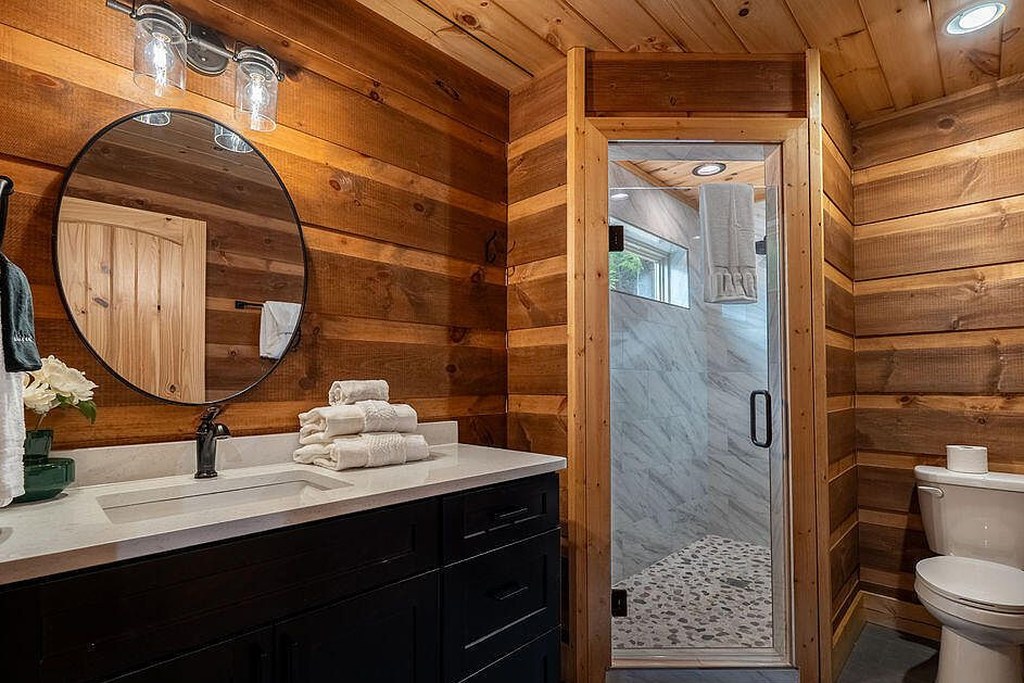 Ensuite with tile shower and double vanity